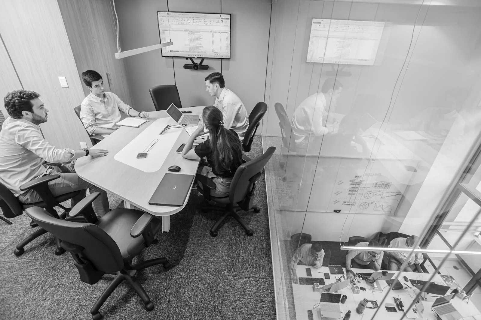 B2B buying committee reviewing vendors in a boardroom
